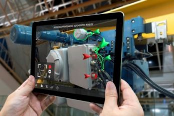 mains qui tient une tablette en réalité augmenté dans une usine