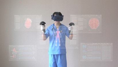 médecin avec un casque de réalité augmentée