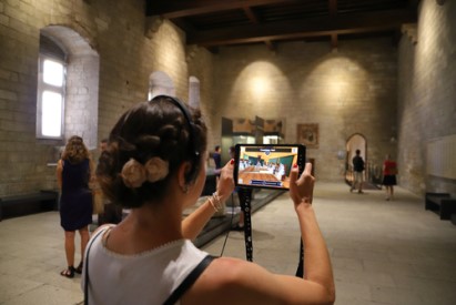 femme avec un tablette en réalité augmenté dans une église